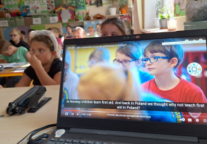 Pozycja boczna bezpieczna_garść wiedzy_projekt "Cenne życie".