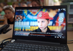 Pozycja boczna bezpieczna_garść wiedzy_projekt "Cenne życie".
