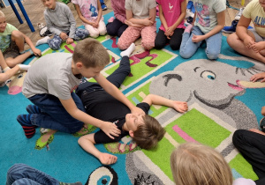 Pozycja boczna bezpieczna w praktyce_projekt "Cenne życie".