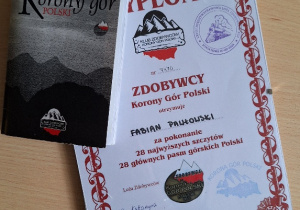 Uczeń klasy 3a, Fabian Pawłowski zdobywcą 28 najwyższych szczytów gór w Polsce_pamiątkowe nagrody.