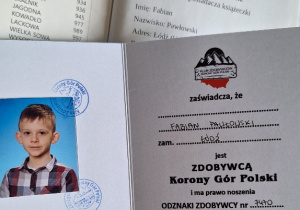 Uczeń klasy 3a, Fabian Pawłowski zdobywcą 28 najwyższych szczytów gór w Polsce_dyplom i legitymacja zdobywcy.