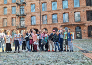 Pamiątkowe zdjęcie na terenie Centralnego Muzeum Włókiennictwa w Łodzi_klasa 3a.