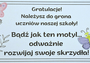 Złota myśl dołączona do upominkowych motyli.