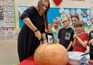 Uczniowie klasy 3a w bliskim kontakcie z dynią_przygotowanie.