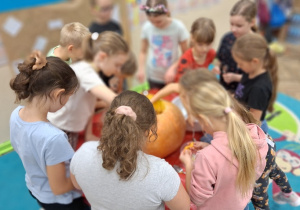 Uczniowie klasy 3a w bliskim kontakcie z dynią.