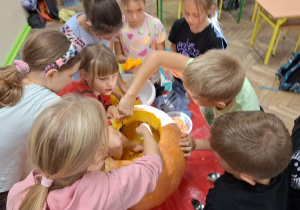 Uczniowie klasy 3a w bliskim kontakcie z dynią.