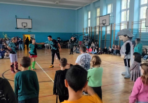 Piknik "Smaki jesieni"_pokazy sportowe na sali gimnastycznej.