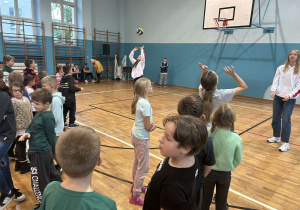 Piknik "Smaki jesieni"_pokazy sportowe na sali gimnastycznej.