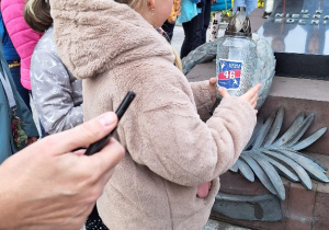 Akcja MEN "Szkoła pamięta"_klasy: 3a i 3b przed Grobem Nieznanego Żołnierza na placu Katedry Łódzkiej.