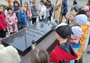 Akcja MEN "Szkoła pamięta"_klasy: 3a i 3b przed Grobem Nieznanego Żołnierza na placu Katedry Łódzkiej.