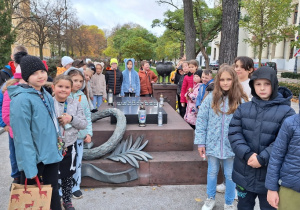 Akcja MEN "Szkoła pamięta"_klasy: 3a i 3b przed Grobem Nieznanego Żołnierza na placu Katedry Łódzkiej.