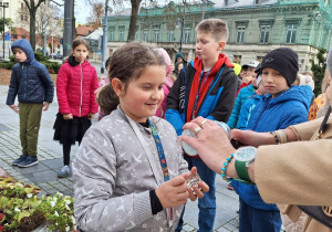Akcja MEN "Szkoła pamięta"_klasy: 3a i 3b przed pomnikiem Św. Jana Pawła II na placu Katedry Łódzkiej.