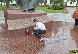 Akcja MEN "Szkoła pamięta"_klasy: 3a i 3b przed pomnikiem Św. Jana Pawła II na placu Katedry Łódzkiej.