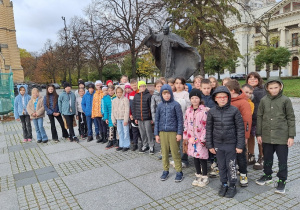 Akcja MEN "Szkoła pamięta"_klasy: 3a i 3b przed pomnikiem Św. Jana Pawła II na placu Katedry Łódzkiej.