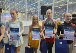 Walley Winter Cup na warszawskim Torwarze_Alicja Młotecka i 10 m-ce (druga z lewej strony).