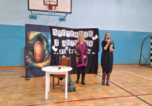 Spotkanie z autorką, p. Joanną Jagiełło_przedstawienie autorki przez organizatora, p. Agnieszkę Tarajkowską.
