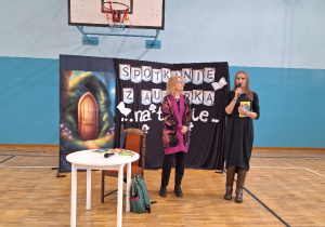 Spotkanie z autorką, p. Joanną Jagiełło_przedstawienie autorki przez organizatora, p. Agnieszkę Tarajkowską.