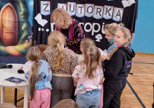 Spotkanie z autorką, p. Joanną Jagiełło_czas na autografy.