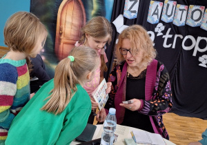 Spotkanie z autorką, p. Joanną Jagiełło_czas na autografy.