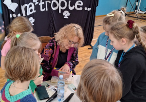 Spotkanie z autorką, p. Joanną Jagiełło_czas na autografy.