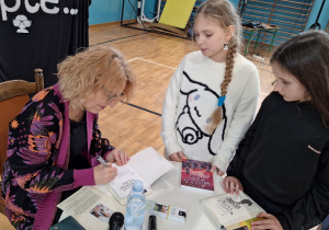Spotkanie z autorką, p. Joanną Jagiełło_czas na autografy.