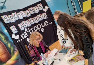 Spotkanie z autorką, p. Joanną Jagiełło_czas na autografy.