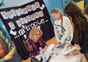 Spotkanie z autorką, p. Joanną Jagiełło_czas na autografy.
