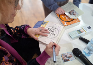Spotkanie z autorką, p. Joanną Jagiełło_czas na autografy.
