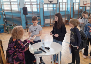 Spotkanie z autorką, p. Joanną Jagiełło_czas na autografy.