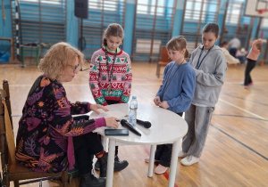 Spotkanie z autorką, p. Joanną Jagiełło_czas na autografy.