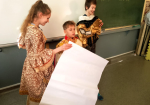 Historyczna podróż w czasie w klasie 5a.