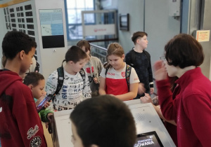 Eksperymenty z ciśnieniem poznane przez uczniów klasy 4b w Centrum Nauki i Techniki EC1.