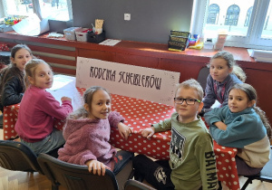 Uczniowie klasy 3a podczas teleturnieju – Familiada Rodzin Fabrykanckich.