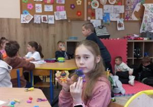 Świetliczaki podczas pracy z wykorzystaniem plasteliny.