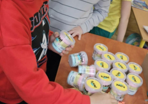 Finał ogólnopolskiego konkursu plastycznego pt. "Kot Pupik i szalona jazda"_uczeń klasy 1b prezentujący nagrody.