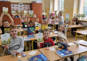 Finał ogólnopolskiego konkursu plastycznego pt. "Kot Pupik i szalona jazda"_uczniowie klasy 1b prezentujący nagrody.