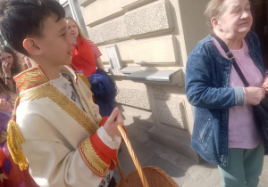 Święta majowe_patriotyczny spacer po okolicy.