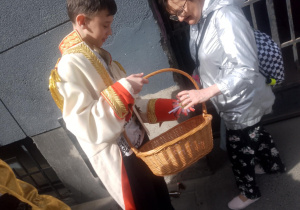 Święta majowe_patriotyczny spacer po okolicy i rozdawanie kotylionów.