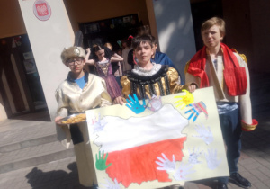 Święta majowe_przygotowania do patriotycznego spaceru po okolicy.