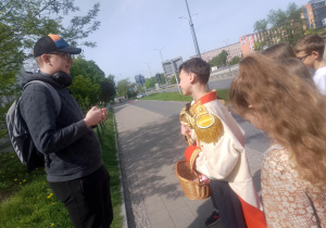 Święta majowe_patriotyczny spacer po okolicy.
