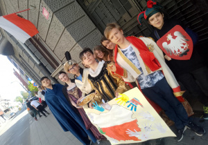 Święta majowe_patriotyczny spacer po okolicy.