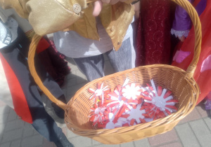 Święta majowe_patriotyczny spacer po okolicy i rozdawanie kotylionów.