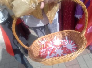 Święta majowe_patriotyczny spacer po okolicy.