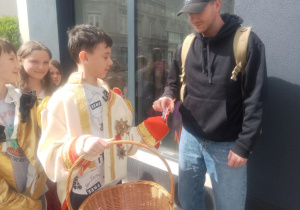 Święta majowe_patriotyczny spacer po okolicy i rozdawanie kotylionów.
