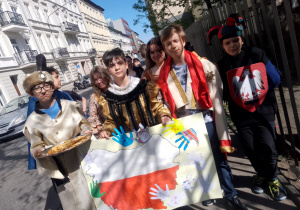 Święta majowe_patriotyczny spacer po okolicy.