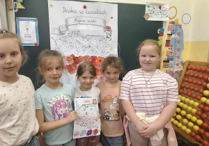 Uczniowie klasy 1a podczas klasowych obchodów świąt majowych_gra "Znam swój kraj".