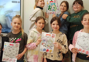 Uczniowie klasy 3b podczas klasowych obchodów świąt majowych_gra "Znam swój kraj".
