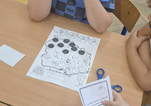 Uczniowie klasy 1a podczas klasowych obchodów świąt majowych_gra "Znam swój kraj".
