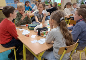 Uczniowie klasy 3a podczas klasowych obchodów świąt majowych_gra "Znam swój kraj".