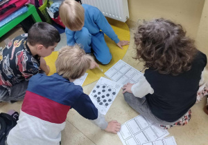 Uczniowie klasy 2a podczas klasowych obchodów świąt majowych_gra "Znam swój kraj".